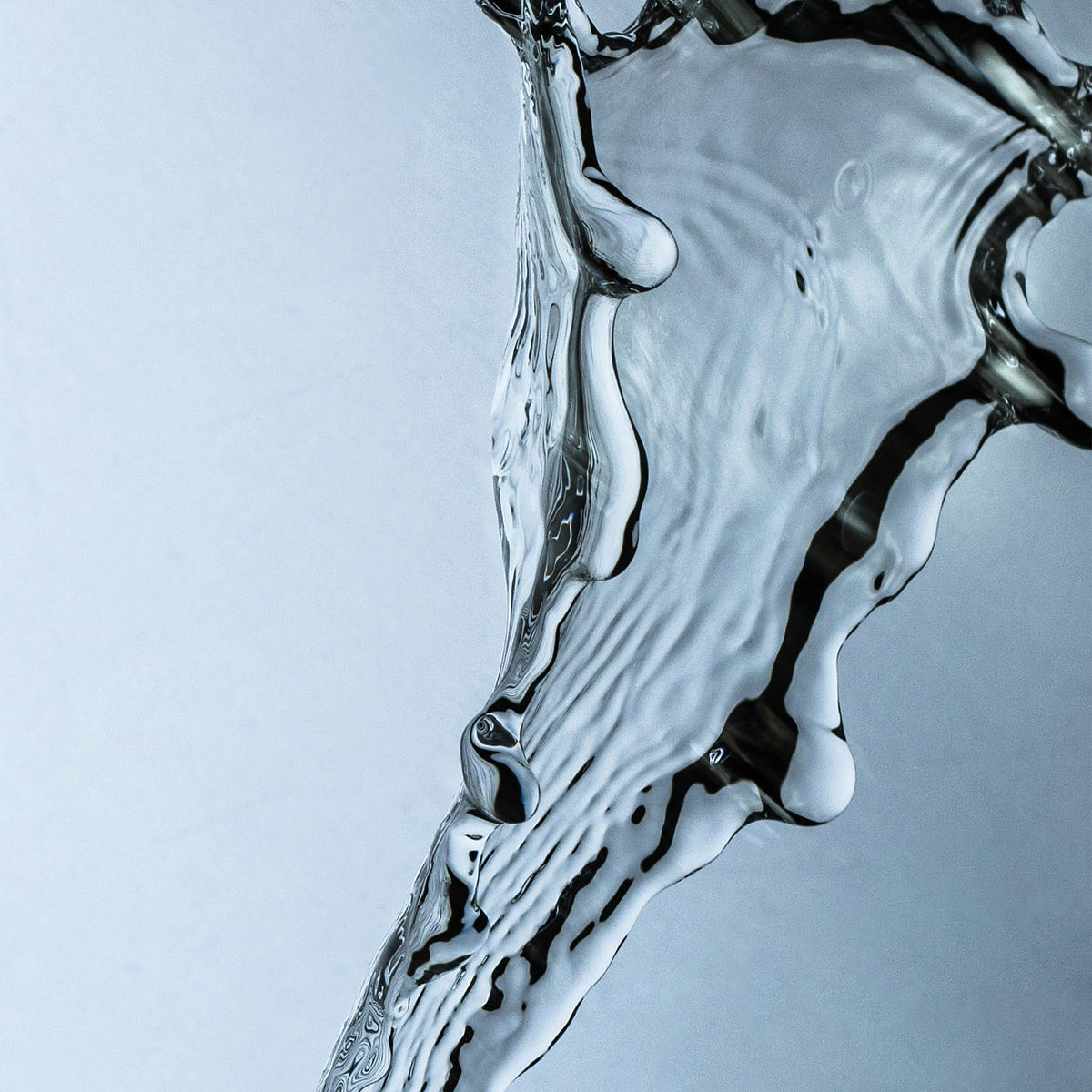Forma abstracta de agua en tonos azul claro